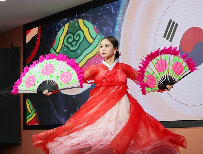 Une journaliste honoraire originaire du Vietnam effectue une danse traditionnelle lors de la cérémonie de lancement des activités des journalistes honoraires pour 2025, au Kocis Center de Séoul, le 30 avril 2025. © Lee Jeong Woo / Korea.net