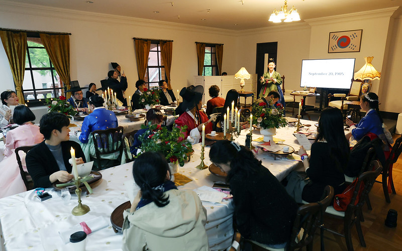 La reconstitution des dîners organisés par l’empire de Corée aux délégations occidentales se déroule dans la salle de banquet du bâtiment Jungmyeongjeon, au palais Deoksugung, le 1er mai 2025. © Lee Jeong Woo / Korea.net