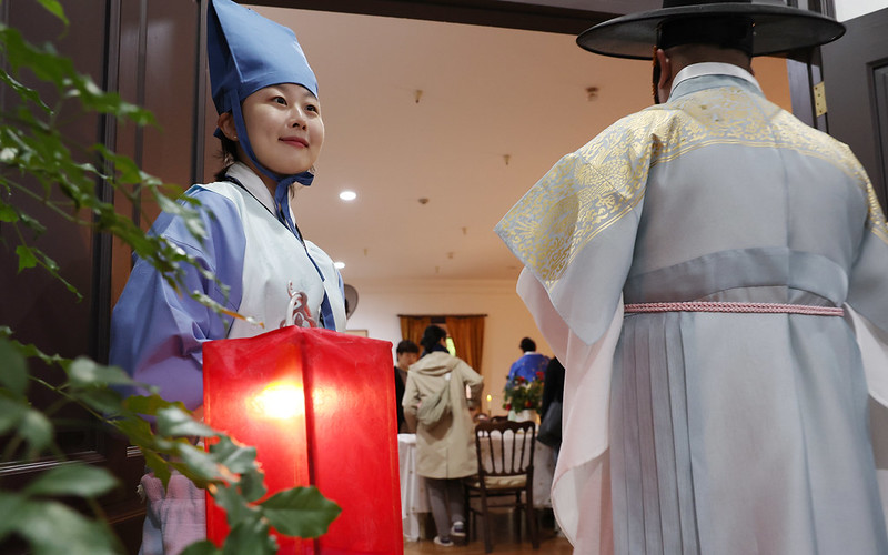 Une dame de la cour escorte les invités vers la salle de banquet. © Lee Jeong Woo / Korea.net