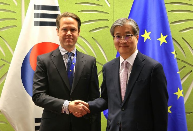 Niclas Kvarnström, directeur exécutif pour l’Asie-Pacifique au Service européen pour l'action extérieure (SEAE) et Kim Heesang, coordinateur des affaires économiques et étrangères au ministère des Affaires étrangères, à Bruxelles, le 7 mai 2025. © Ministère des Affaires étrangères
