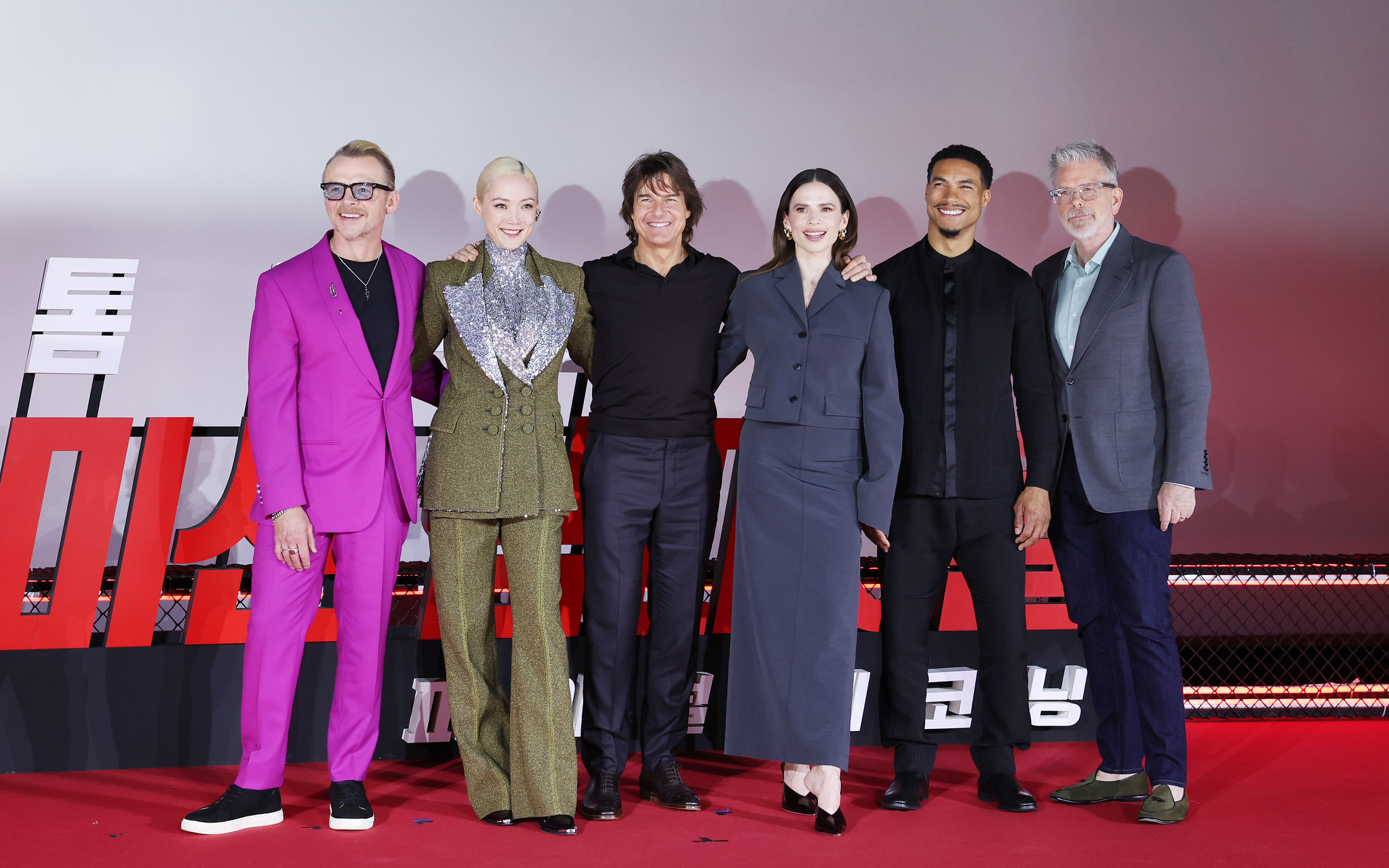 Simon Pegg, Pom Klementieff, Tom Cruise, Hayley Atwell, Greg Tarzan Davies et le réalisateur Christopher McQuarrie posent après la conférence de presse organisée à l’occasion de la sortie de « Mission Impossible : Final Reckoning » au Lotte Cinema World Tower, à Séoul, le 8 mai 2025. © Lee Jeong Woo / Korea.net