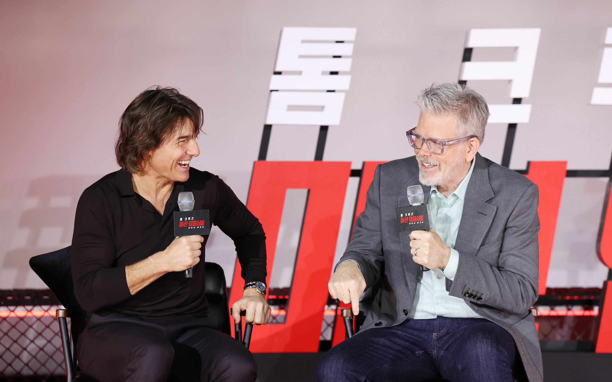 Tom Cruise et le réalisateur Christopher McQuarrie lors de la conférence de presse organisée à l’occasion de la sortie de « Mission Impossible : Final Reckoning », au Lotte Cinema World Tower, à Séoul, le 8 mai 2025. © Lee Jeong Woo / Korea.net