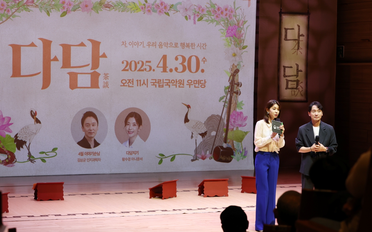 Chaque café-concert est précédé d’une conférence, animée chaque fois par une personne différente. Ce 30 avril, c’est Kim Sangkyun, professeur en management à l'université Kyunghee, qui participait. © Lee Jeong Woo / Korea.net