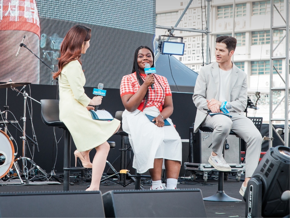 ﻿L’animatrice Patricia Yiombi s’exprime aux côtés d’Alberto Mondi lors d’un événement organisé dans le cadre de la Semaine de la diversité culturelle 2024 sur la place Gwanghwamun, à Séoul, le 21 mai 2024. © Diversity Week