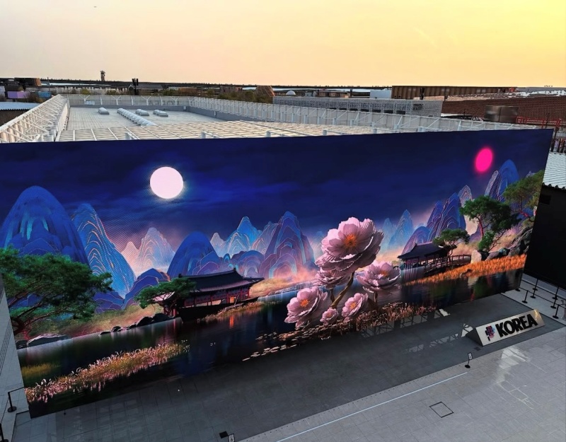 L’écran géant installé devant le pavillon de la Corée à l’exposition universelle d’Osaka. © Service du patrimoine coréen