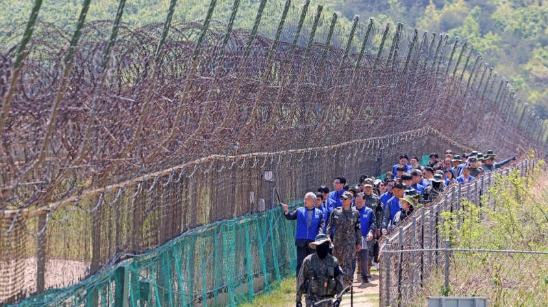 Le ministre de la Culture, des Sports et du Tourisme Yu In Chon, marche le long du DMZ Peace Trail à Goseong, dans le cadre d’une visite du projet Local 100, le 8 mai 2025. © Ministère de la Culture, des Sports et du Tourisme