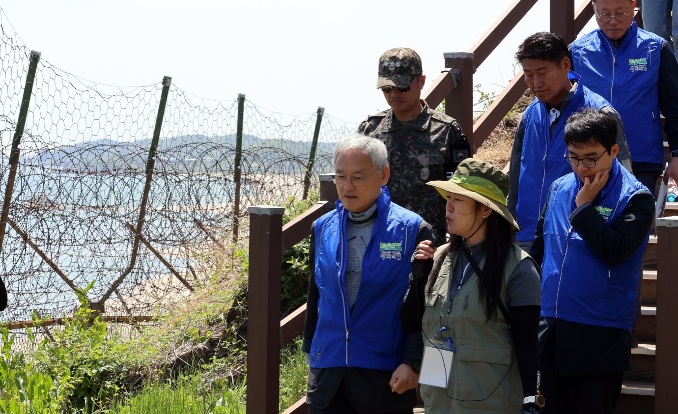 Le ministre de la Culture, des Sports et du Tourisme Yu In Chon participe à une visite guidée près de l’observatoire de la DMZ à Goseong, le 8 mai 2025. © Ministère de la Culture, des Sports et du Tourisme