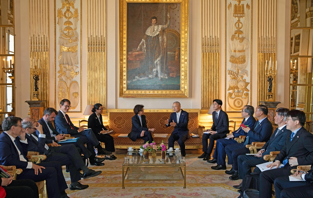 Le ministre de la Culture, des Sports et du Tourisme Yu In Chon s’entretient avec son homologue française Rachida Dati, au siège du ministère français de la Culture situé à Paris, le 20 mai 2025. © Ministère de la Culture, des Sports et du Tourisme