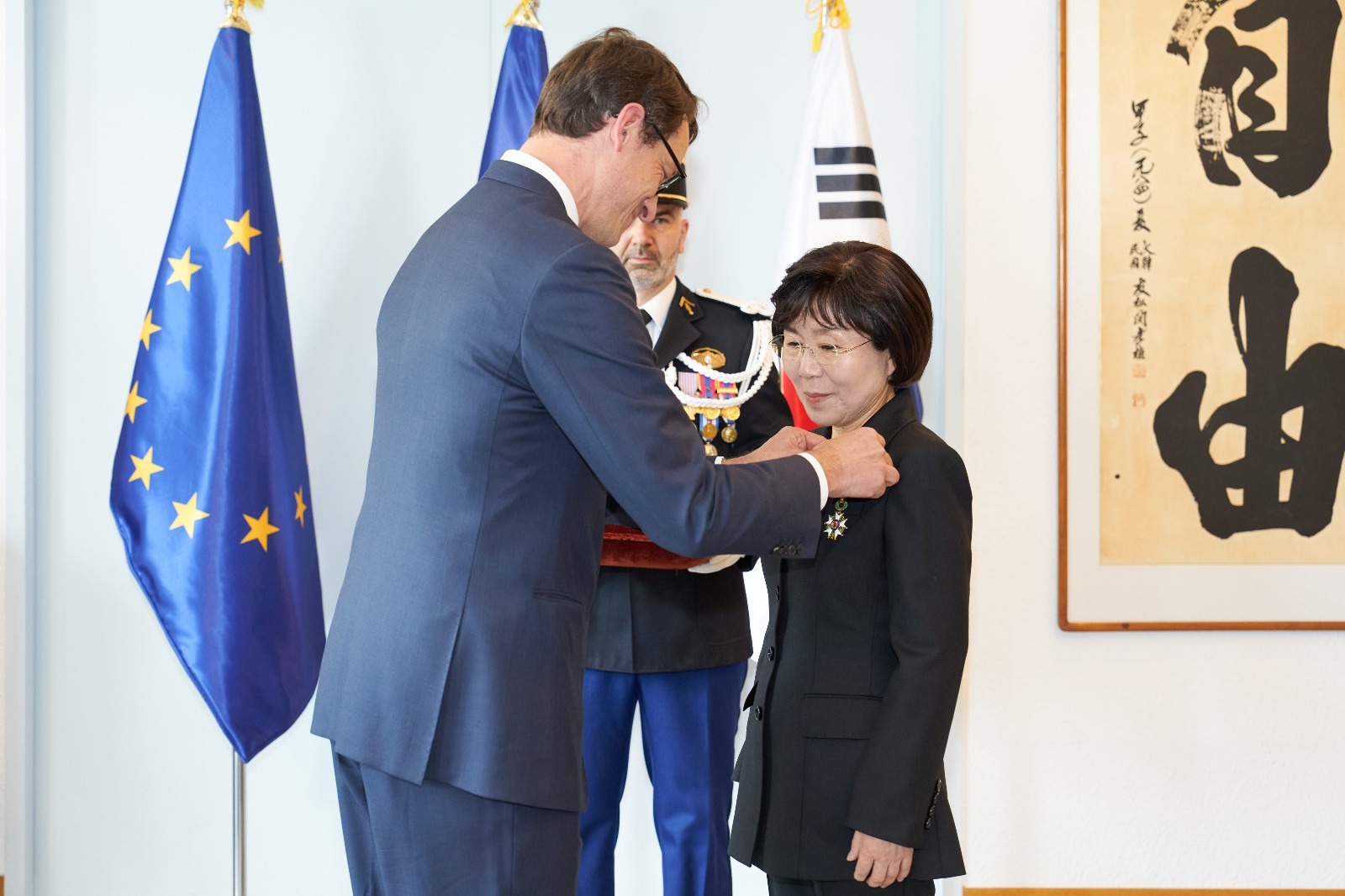 Choi Jungwha, présidente de l’institut de Communication pour l’Image de la Corée (CICI) et professeure à l’université Hankuk des études étrangères, reçoit l’insigne d’Officier de la Légion d’Honneur de l’ambassadeur de France en Corée, Philippe Bertoux, à la Résidence de France de Séoul, le 15 mai 2025. © Ambassade de France en Corée