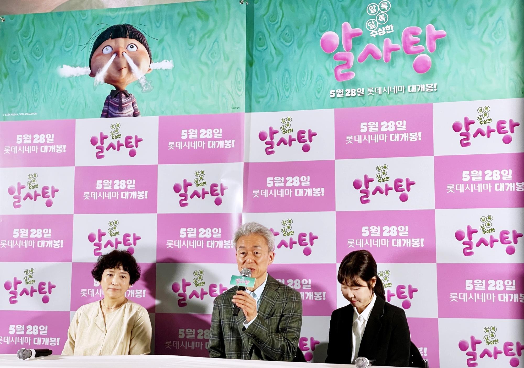 Le producteur japonais Takashi Washio (au centre) répond aux questions des journalistes aux côtés de l’autrice Baek Heena (à gauche) lors de la conférence de presse pour la sortie en Corée du film « Magic Candies », au cinéma Lotte de la station Konkuk University, à Séoul, le 23 mai 2025. © Xu Aiying / Korea.net