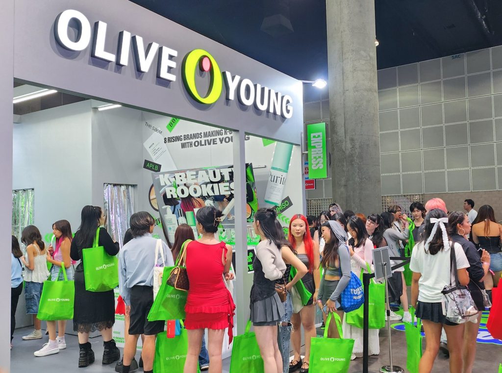 Le stand de la chaîne de magasins cosmétiques Olive Young à la KCON Los Angeles, en juillet 2024. © CJ Olive Young