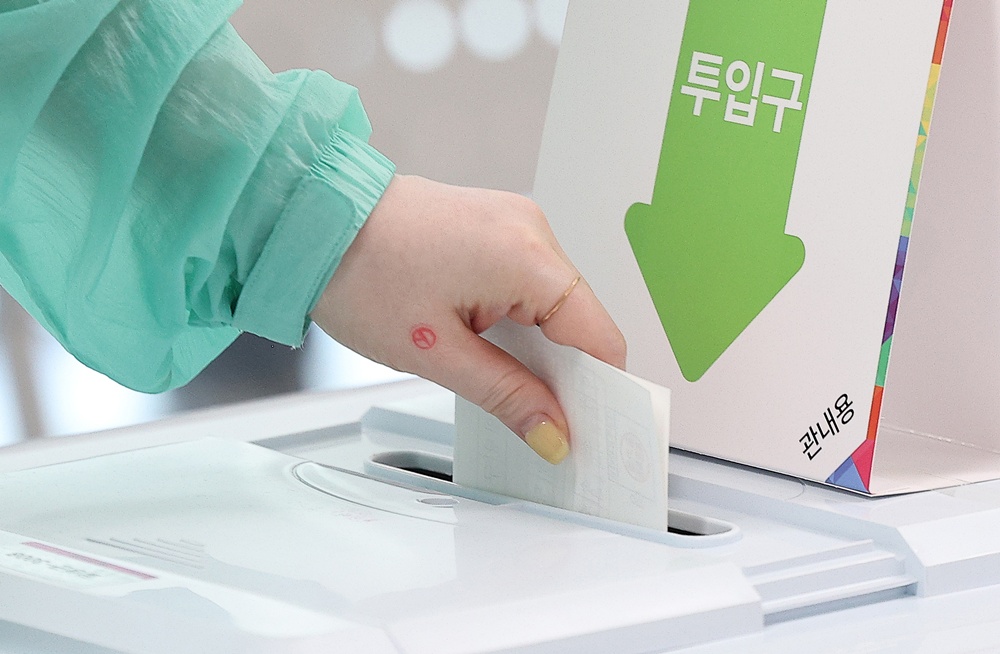 Un bulletin est déposé dans l’urne d’un bureau de vote de Daegu, le 29 mai 2025. © Agence de presse Yonhap