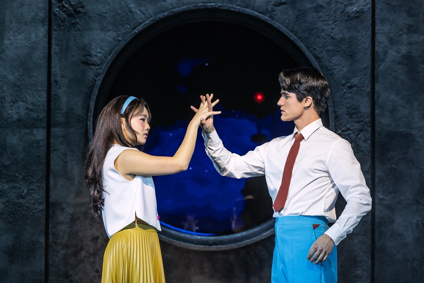 Une scène de la comédie musiclae « Maybe Happy Ending » présentée à Broadway. © Compte Instagram de Maybe Happy Ending