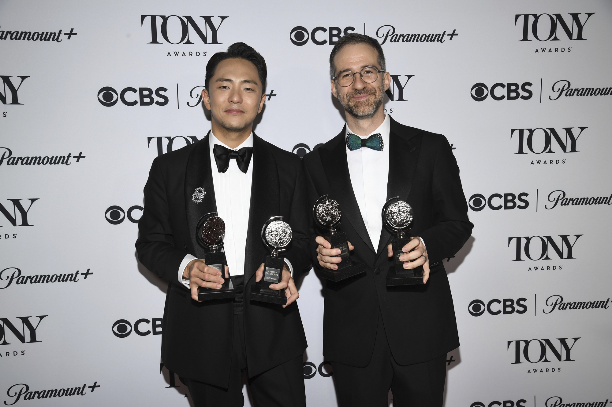 Le librettiste Park Chun-hue (à gauche) et le compositeur Will Aronson de la comédie musicale coréenne « Maybe Happy Ending », lors de la 78e cérémonie des Tony Awards, au Radio Music Hall à New York, le 8 juin 2025. © Agence de presse Yonhap