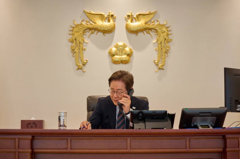 Le président Lee Jae-myung s’entretient par téléphone avec le premier ministre tchèque, Petr Fiala, depuis le bureau présidentiel de Séoul, le 11 juin 2025. © Bureau présidentiel