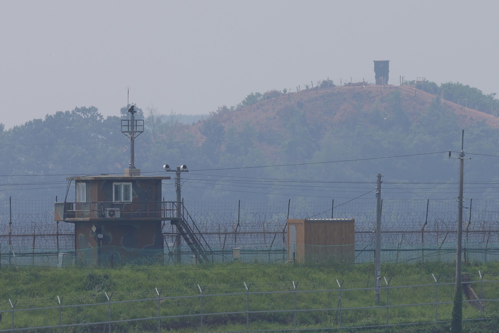 Un poste de garde sud-coréen (devant) fait face à un poste de garde nord-coréen à Paju, dans le Gyeonggi, le 10 juin 2025. © Agence de presse Yonhap