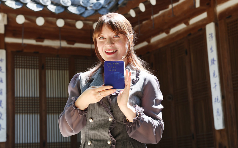 Ayse Kuvvet pose avec son Korean Heritage Passport Tour devant la Korea House, à Séoul, le 12 juin 2025. © Lee Jeong Woo / Korea.net
