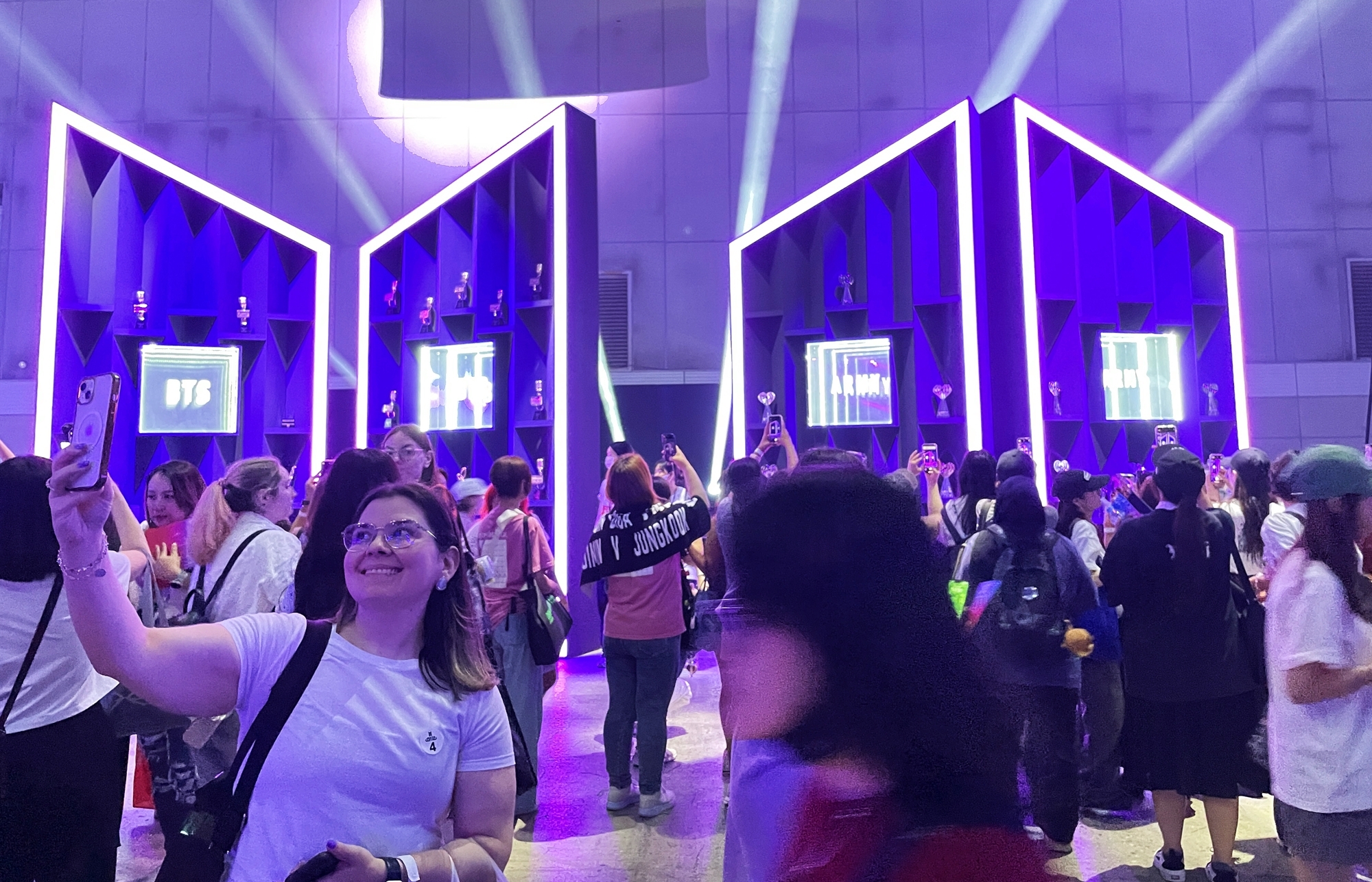Des fans du groupe BTS, les ARMY, prennent des photos dans la zone des trophées de la 2025 BTS FESTA, au centre des expositions Kintex, à Goyang, dans le Gyeonggi, le 13 juin 2025. © Xu Aiying / Korea.net