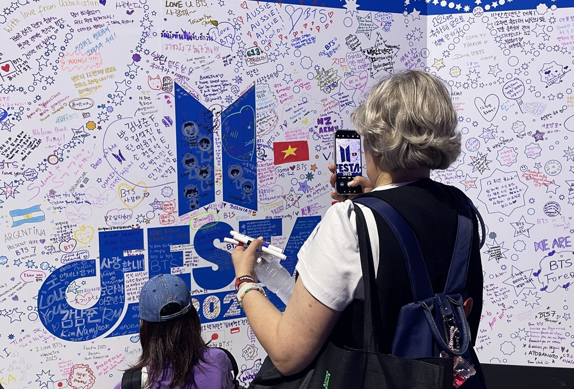 Des fans venus du monde entier venus célébrer le 12e anniversaire du groupe BTS en Corée, le 13 juin 2025. © Xu Aiying / Korea.net