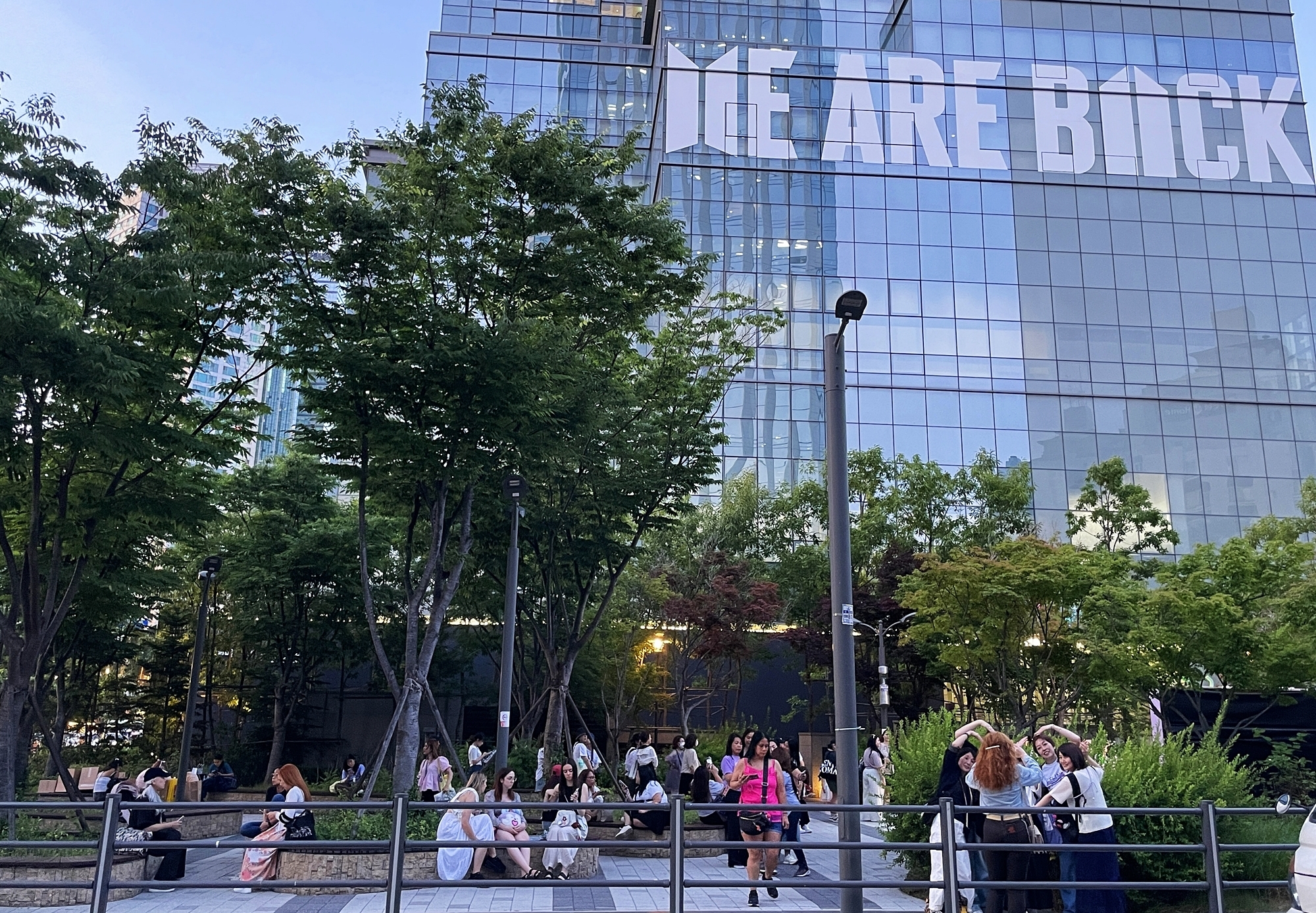 La façade du siège de l’agence du groupe BTS, Big Hit Entertainment, décorée du slogan « We Are Back », depuis le 10 juin 2025. © Xu Aiying / Korea.net