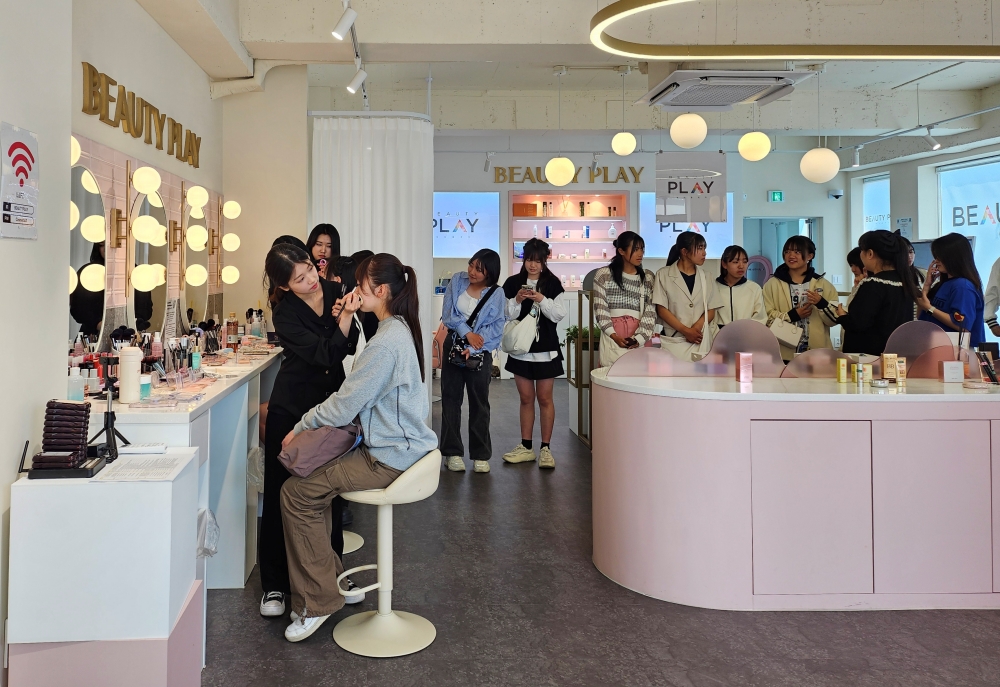 Un atelier de maquillage se déroule au Beauty Play Hongdae, en mai 2024. © Korea.net DB
