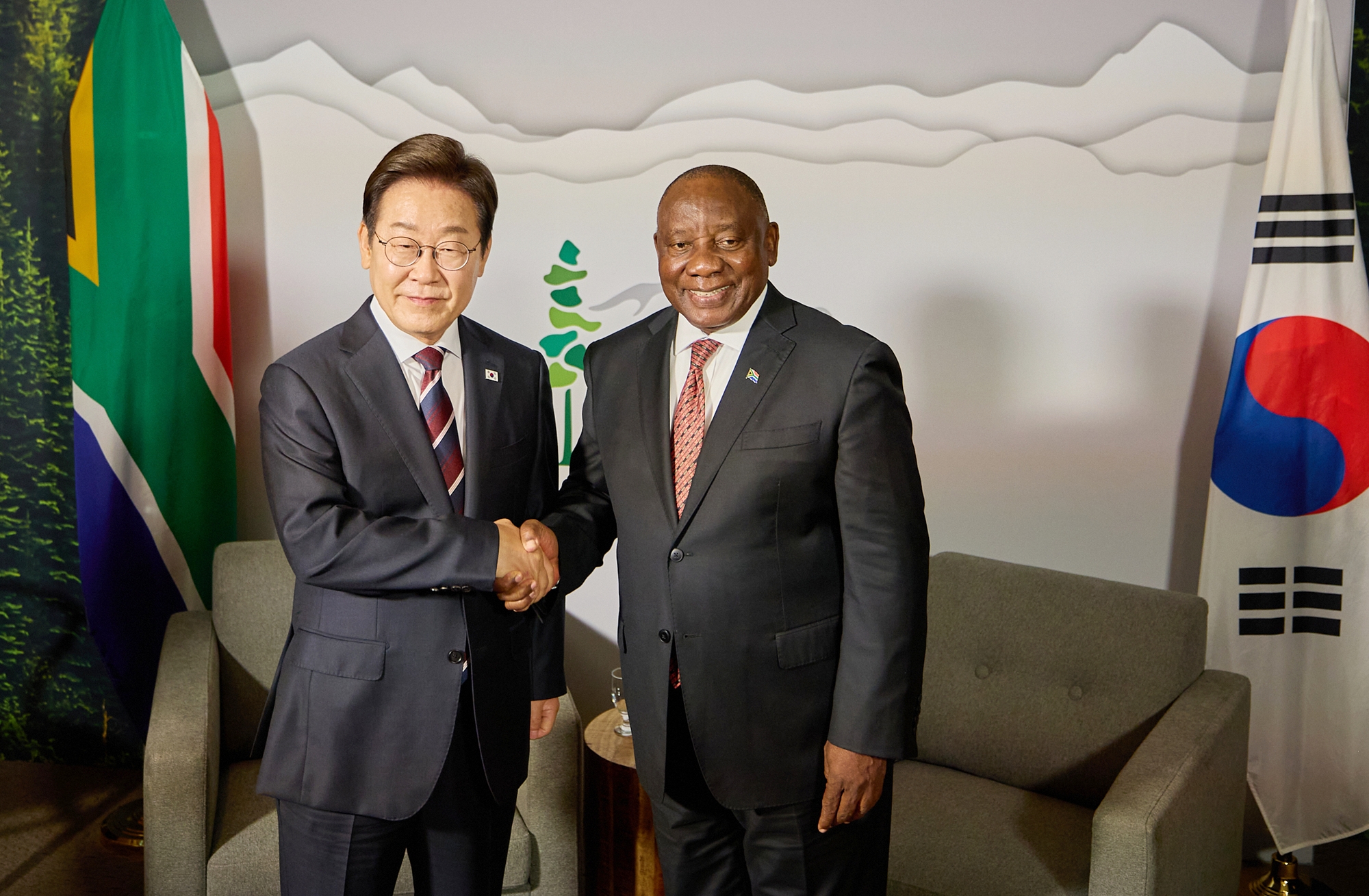 Le président Lee Jae-myung et le président sud-africain Cyril Ramaphosa, à Calgary, au Canada, le 16 juin 2025. © Agence de presse Yonhap