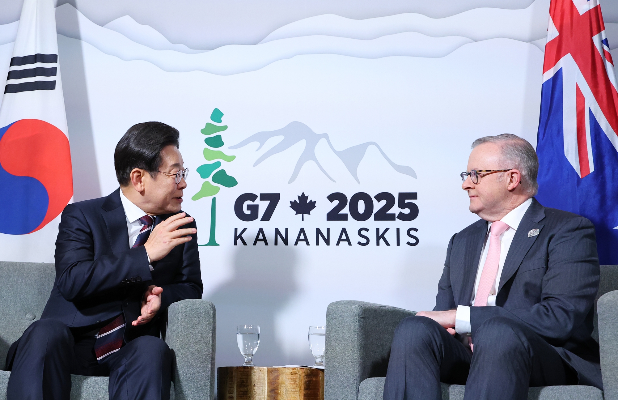 Le président Lee Jae-myung échange avec le Premier ministre Anthony Albanese à Calgary, au Canada, le 16 juin 2025. © Agence de presse Yonhap