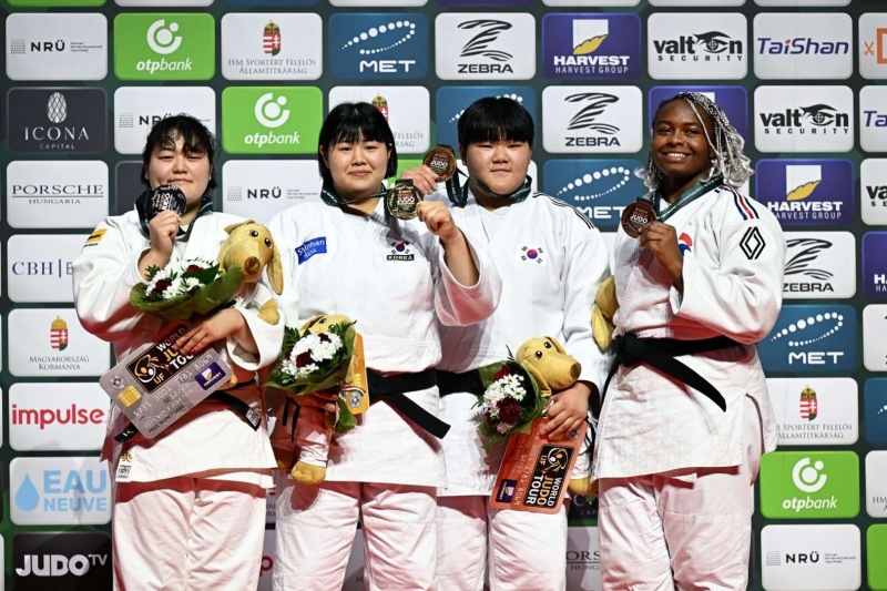 De gauche à droite : Mao Arai, Kim Ha-yun,Lee Hyun-ji et Romane Decaux, sur le podium des championnats du monde de judo 2025 à Budapest, en Hongrie, le 19 juin 2025. © Fédération internationale de Judo
