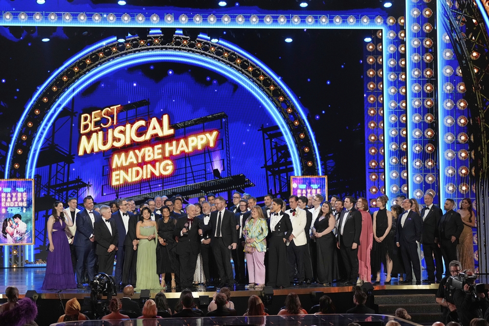 Le casting et l’équipe de la comédie musicale « Maybe Happy Ending » lors de la cérémonie de remise des Tony Awards, à New York, le 8 juin 2025. © Agence de presse Yonhap
