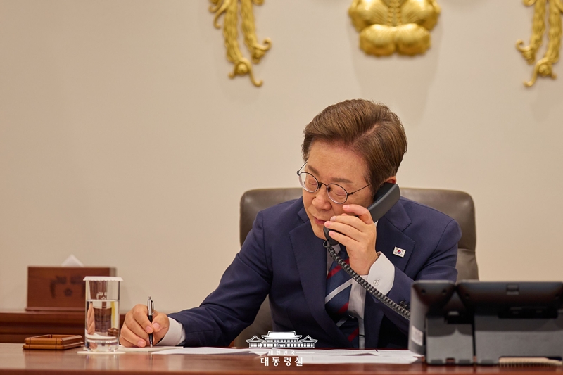 Le président Lee Jae Myung s’entretient par téléphone avec le premier ministre tchèque, Petr Fiala, depuis le bureau présidentiel de Séoul, le 11 juin 2025. © Bureau présidentiel