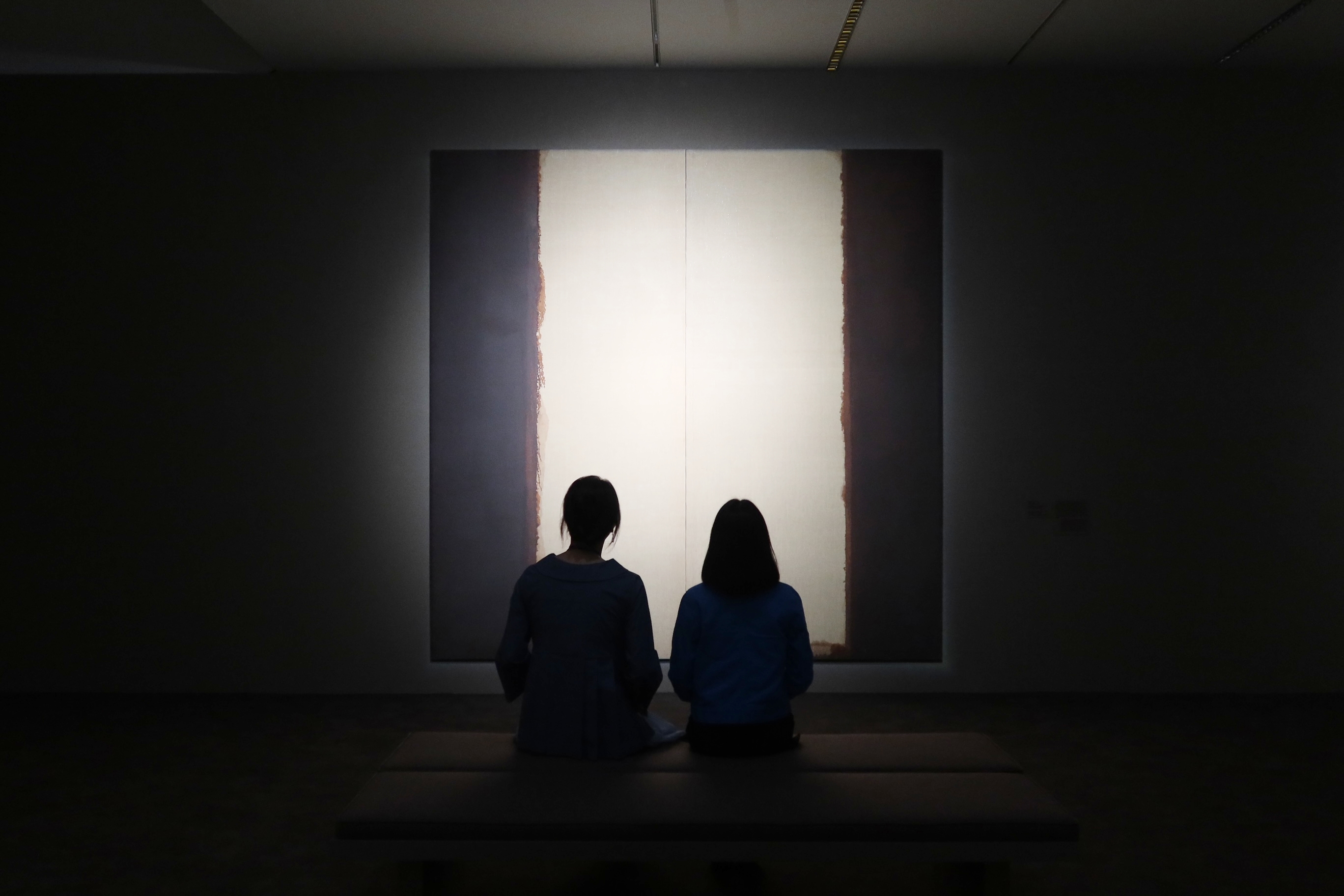 Deux journalistes participant à un événement presse organisé à l’occasion de l’inauguration de « MMCA Collection: Korean Modern and Contemporary Art II » observent « Umber Blue 86-29 » du peintre Yun Hyong-keun, au musée national d’art moderne et contemporain de Gwacheon, le 25 juin 2025. © Charles Audouin / Korea.net
