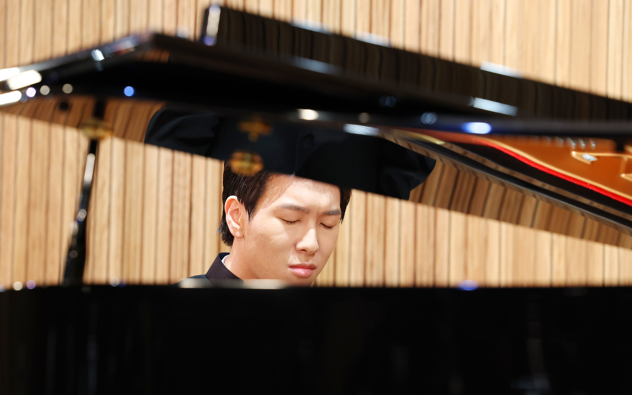 Kim Saehyun a joué « Barcarolle No.1, Op.26 » et « Impromptu No.2, Op.31 » de Gabriel Fauré, et « En avril à Paris » de Charles Trenet avant de répondre aux questions des journalistes venus pour sa conférence de presse au Sejong Center, dans le centre de Séoul, le 26 juin 2025. © Lee Jeong Woo / Korea.net