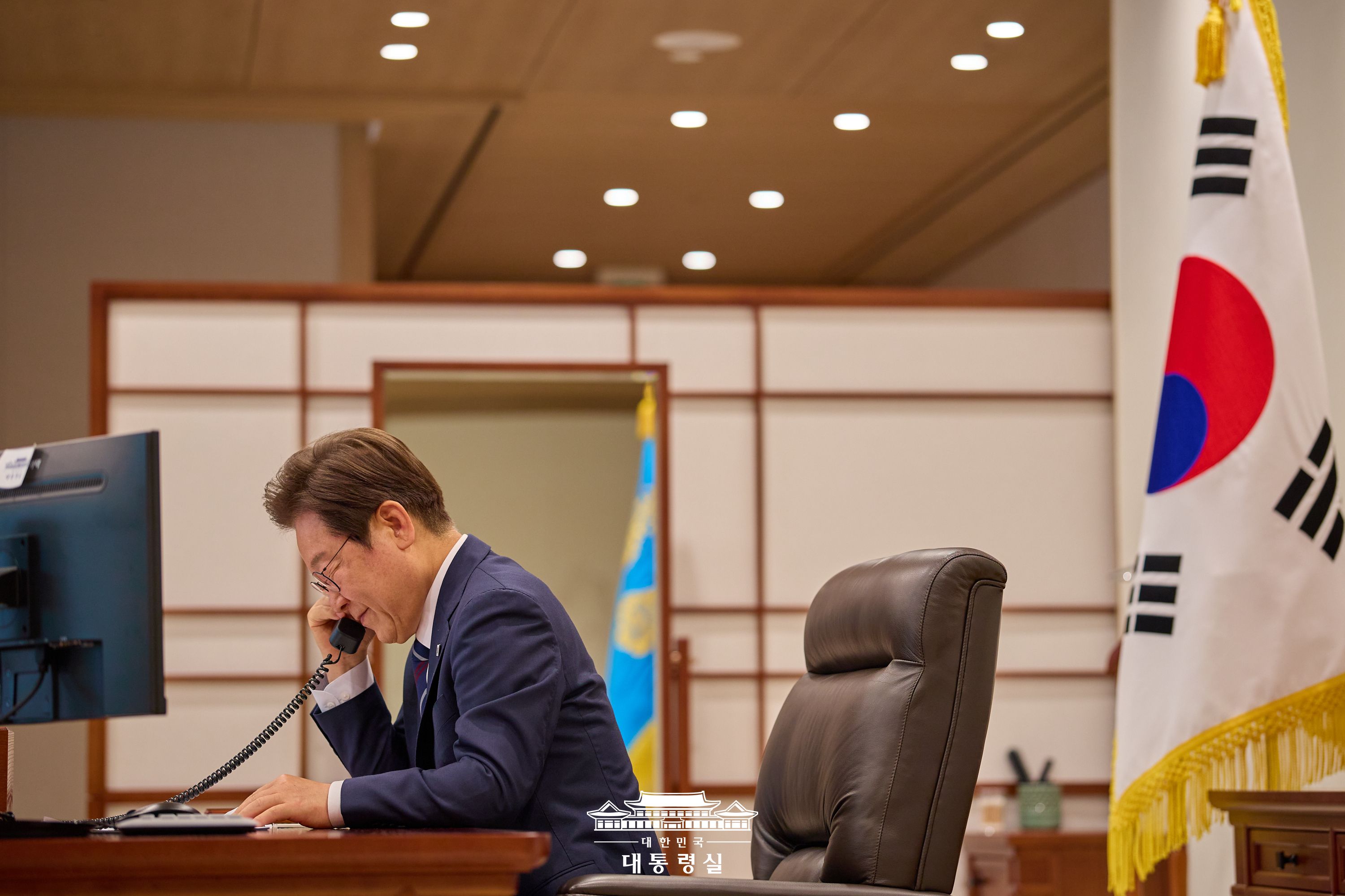 Le président Lee Jae Myung s’entretien avec son homologue émirati Mohammed ben Zayed al-Nahyane depuis le bureau présidentiel de Yongsan, à Séoul, le 1er juillet 2025. © Bureau présidentiel