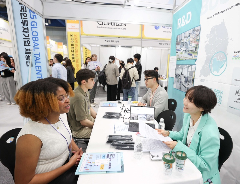 Une séance de conseil se déroule au salon pour l’emploi 2025 Global Talent Fair, au centre des expositions Coex de Gangnam, à Séoul, les 19 et 20 mai derniers © Agence coréenne de promotion du commerce et des investissements