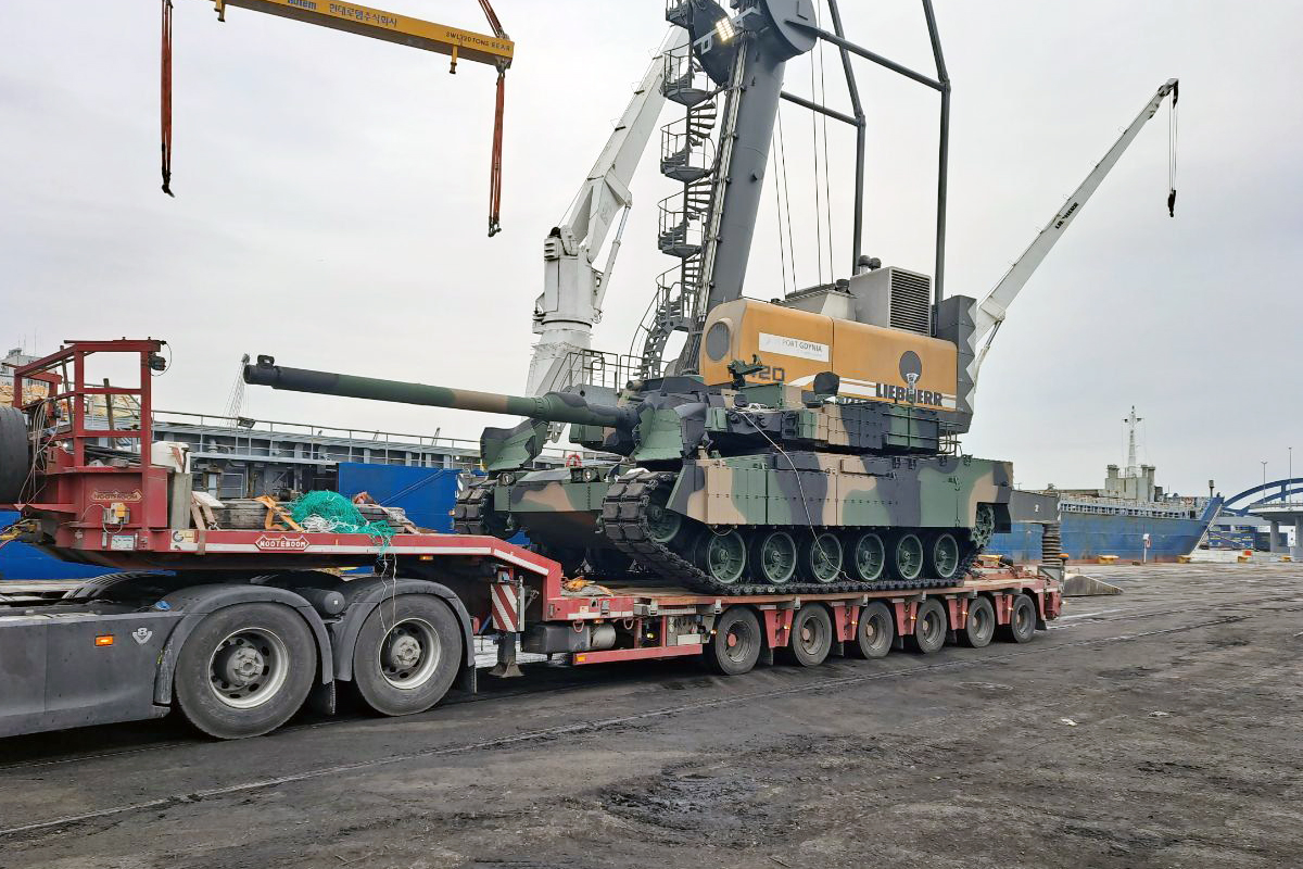 Un char K2 en train d’être déchargé au port de Gdynia, en Pologne. © Hyundai Rotem