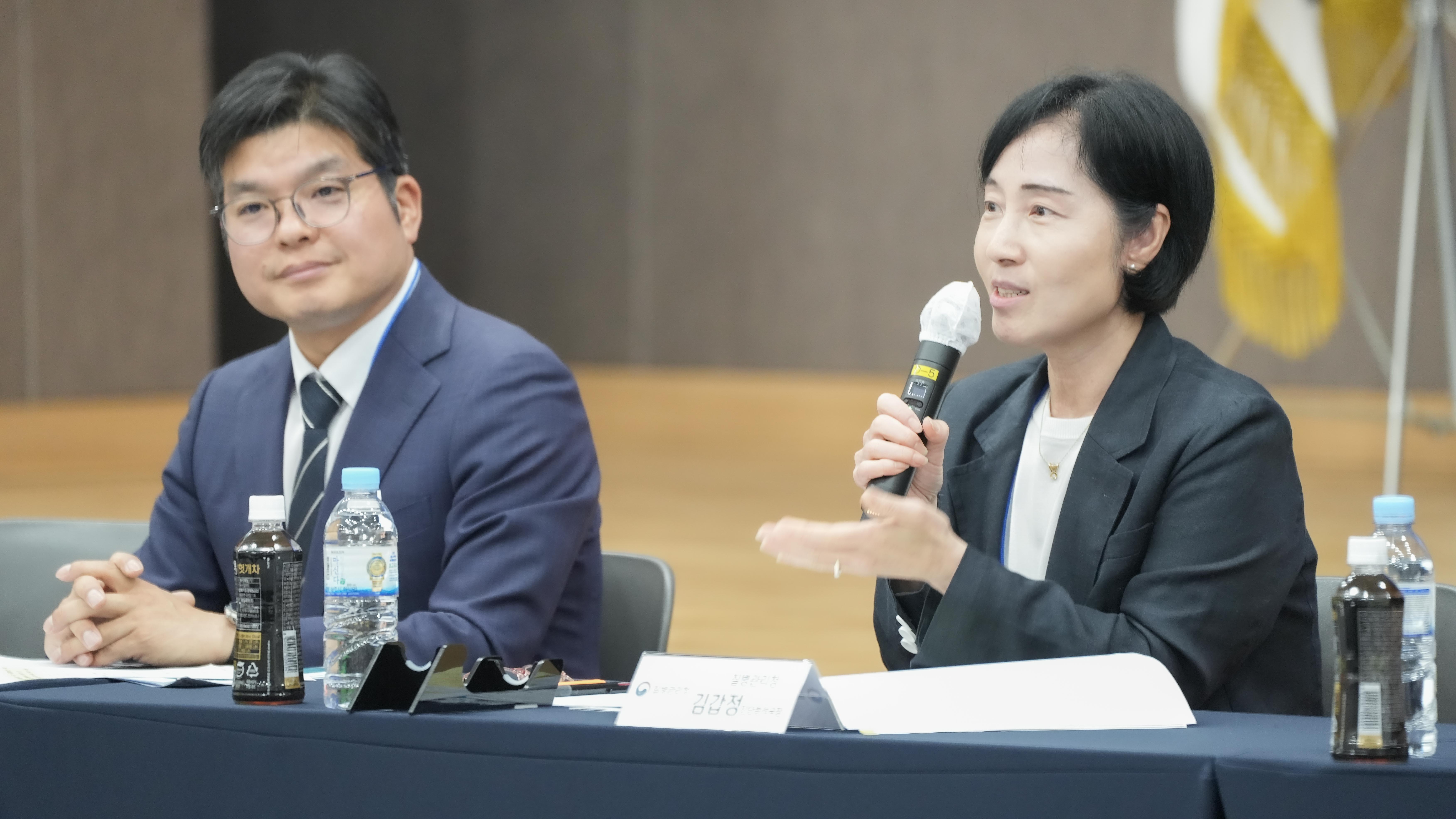 Kim Gab Jung (à droite) s’exprime aux côtés de Chung Yoon-seok lors de la conférence de presse organisée à l’occasion de la validation de mise sur le marché du vaccin Barythrax, à Hwasun, dans le Jeolla du Sud, le 1er juillet 2025. © Centre de contrôle et de prévention des maladies 