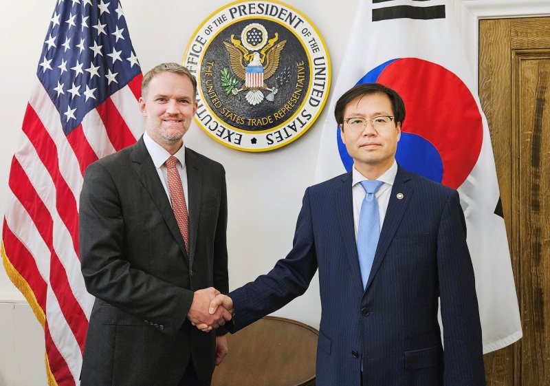 Le directeur du bureau du commerce au ministre du Commerce Yeo Han-koo et le représentant américain au Commerce, Jamieson Greer à Washington D.C., le 5 juillet 2025. © Ministère du Commerce, de l’Industrie et de l’Énergie