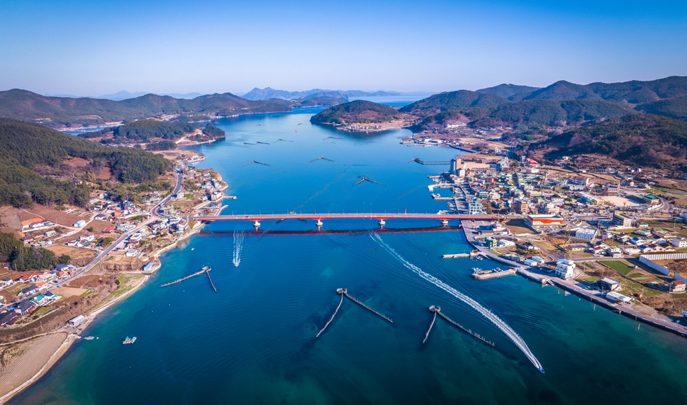 Le système de pêche avec piège en bambou traditionnel (Jukbangryeom) dans le détroit de Jijok, à Namhae, dans le Gyeongsang du Sud. © Ministère des Affaires maritimes et de la Pêche