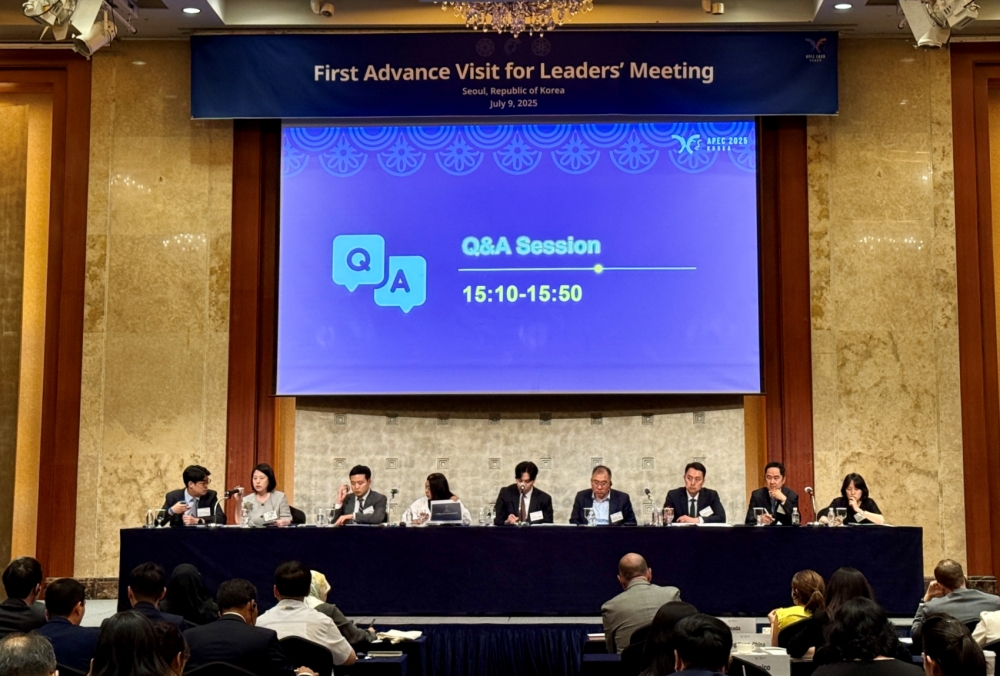 ﻿Une réunion d’information sur la tenue du sommet de l’APEC à Gyeongju se déroule à Séoul, le 9 juillet 2025. © Ministère des Affaires étrangères