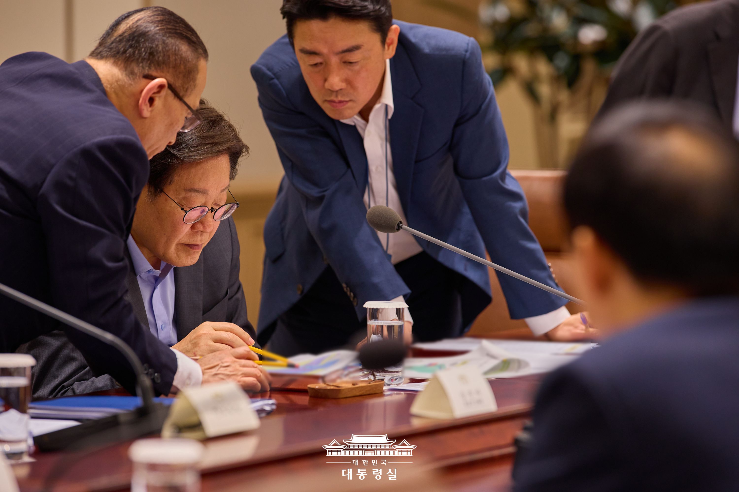 Le président Lee Jae Myung (assis au centre) discute avec le conseiller à la sécurité nationale Wi Sung Lac (à gauche) lors d’une réunion du Conseil de sécurité nationale au bureau présidentiel à Séoul, le jeudi 10 juillet 2025. © Bureau présidentiel