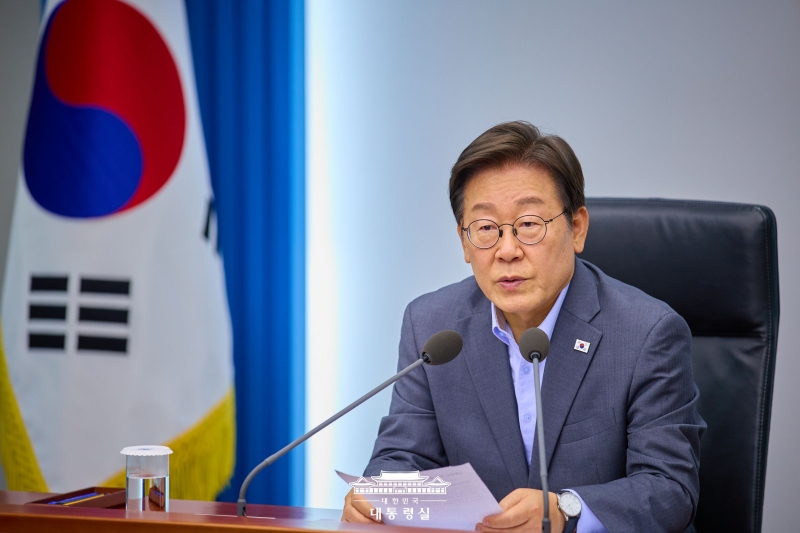Le président Lee Jae Myung s’exprime lors d’une réunion au bureau présidentiel de Yongsan, à Séoul, le 10 juillet 2025. © Bureau présidentiel