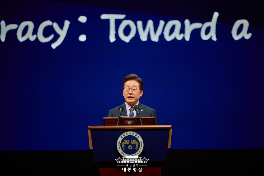 Le président Lee Jae Myung prononce un discours lors de la cérémonie d'ouverture du congrès mondial 2025 de l'Association internationale de science politique (IPSA) qui s'est tenue à Séoul le 13 juillet 2025. © Bureau présidentiel