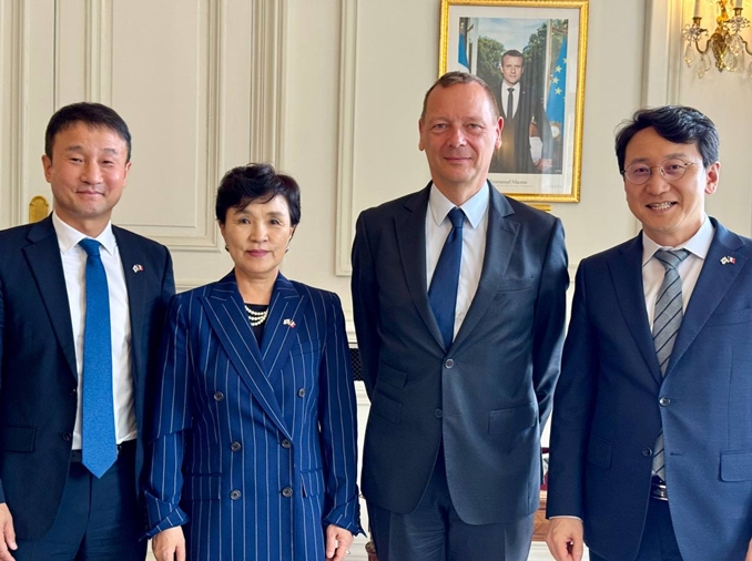 De gauche à droite : le député Han Byeong-do, la cheffe de la délégation de diplomates envoyée en France par le président Lee Jae Myung, l’ex-ministre de la Justice Kang Kum-sil, le conseiller diplomatique du président français Emmanuel Macron, Emmanuel Bonne, et le député Cheon Jun-ho posent au palais de l’Élysée, à Paris, le 16 juillet 2025. © Ministère des Affaires étrangères
