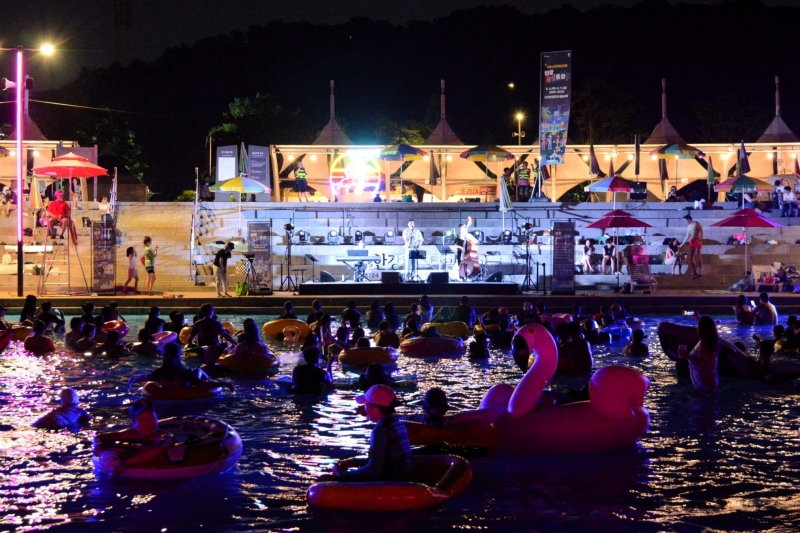 Des visiteurs participent à un concert allongés dans des bouées dans le cadre de l’activité Hangang Music Pongdang sur les bords du fleuve Hangang, à Séoul. © Ville de Séoul