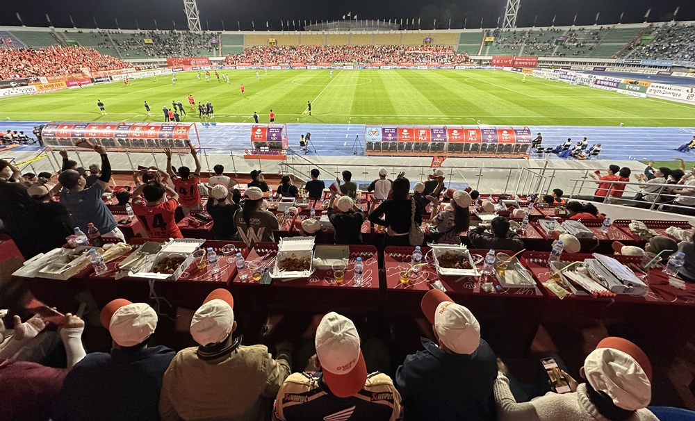 Un groupe de travailleurs étrangers saisonniers assiste à un match de football, à Gangneung. © Ville de Gangneung