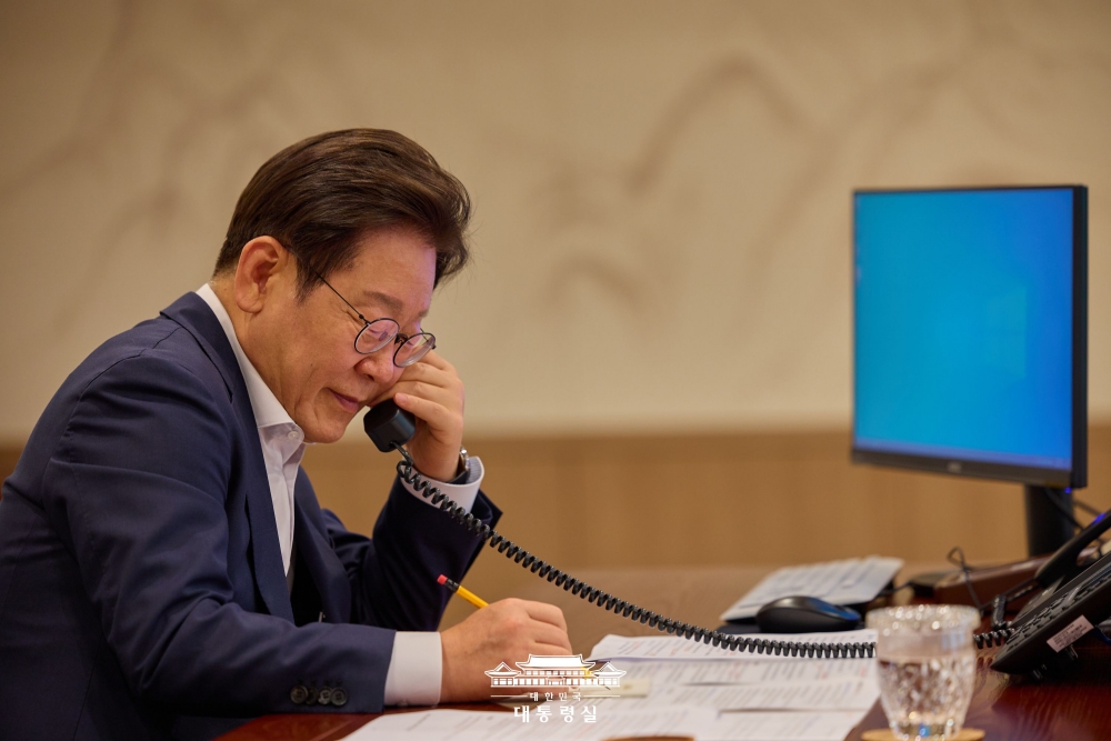 Le président Lee Jae Myung s’entretient par telephone avec le president du Kazakhstan, Kassym-Jomart Tokayev au bureau présidentiel de Yongsan, à Séoul, le 23 juillet 2025. © Bureau présidentiel