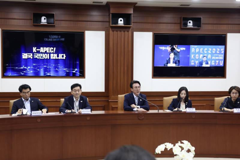 Le Premier ministre Kim Min-seok préside une réunion sur les préparatifs du sommet de l’APEC au complexe gouvernemental de Séoul, le 23 juillet 2025. © Bureau du Premier ministre
