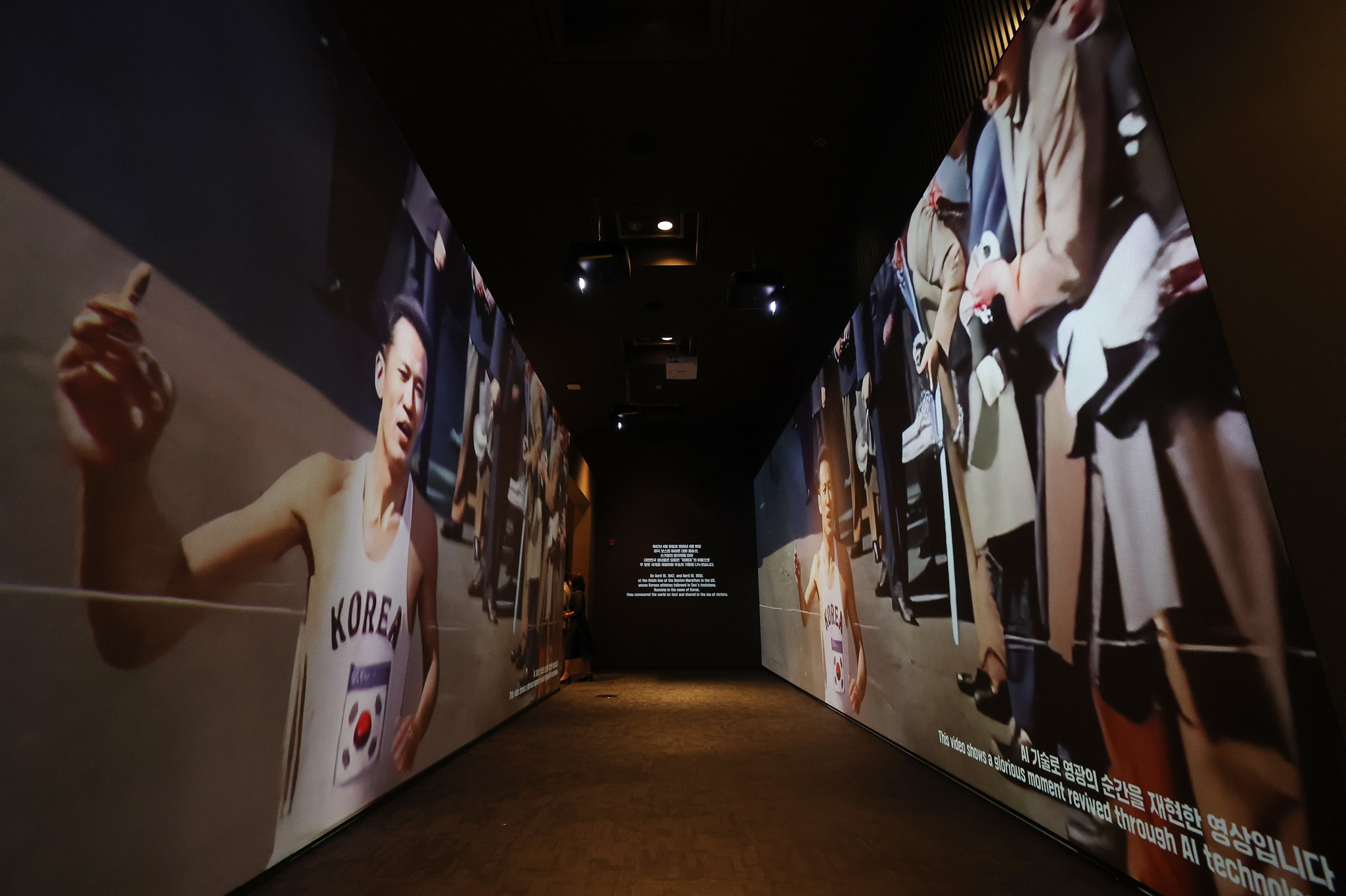 Une vidéo retrace le parcours du champion olymique Son Kee Chung à l’entrée de l’exposition « The Radiant Strides, Moving the World », au musée national de Corée. © Lee Jeong Woo / Korea.net
