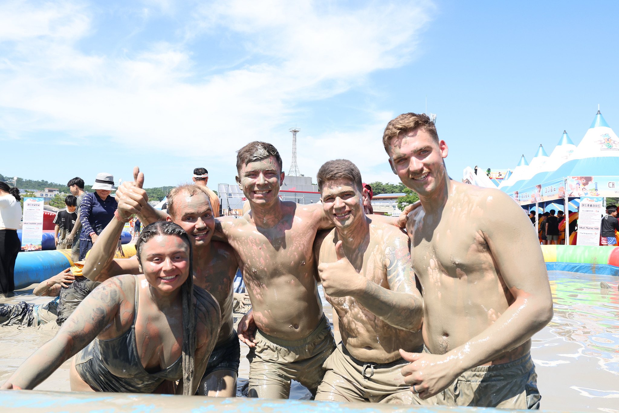Un groupe de touristes étrangers profite du Boryeong Mud Festival, dans le Chungcheong du Sud, le 26 juillet 2025. © Lee Jeong Woo / Korea.net