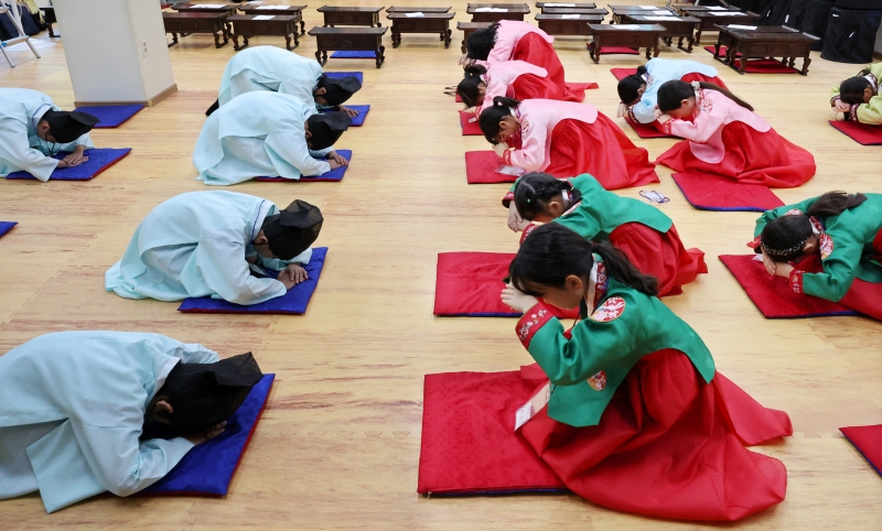 Un groupe d’enfants en vacances d’été participe à une activité de culture traditionnelle à Busan, le 28 juillet 2025. Des programmes éducatifs sur les chants et jeux traditionnels ainsi que des ateliers sur les manières de se tenir et de se présenter sont organisés. © Agence de presse Yonhap